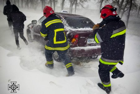 В Белгород-Днестровском районе из снежного заноса спасатели вытащили автомобиль (фото)