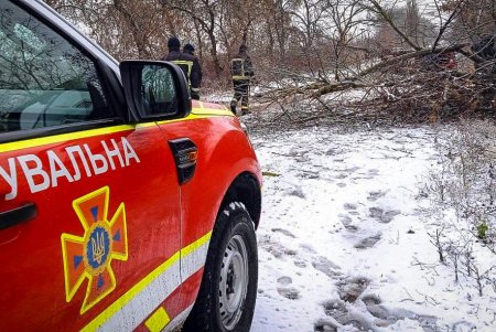 В Белгород-Днестровском районе из снежного заноса спасатели вытащили автомобиль (фото)