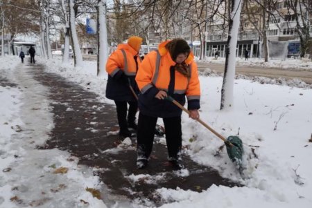 Последствия накрывшего Одессу бурана ликвидируют почти две тысячи коммунальщиков (фото)