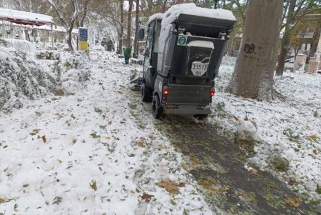 Последствия накрывшего Одессу бурана ликвидируют почти две тысячи коммунальщиков (фото)