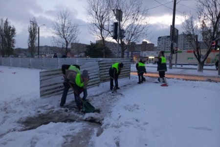 Последствия накрывшего Одессу бурана ликвидируют почти две тысячи коммунальщиков (фото)