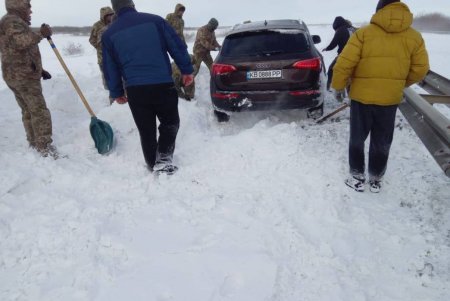 Одесские спасатели вызволили из снежного плена почти две тысячи человек (фото)