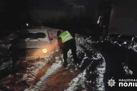 Полицейские Одесской области помогают водителям преодолевать последствия непогоды