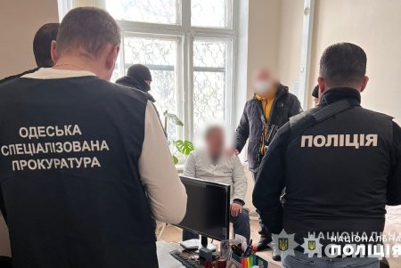 В Одессе врач-уролог попался на получении 5500 долларов взятки у раненого военнослужащего (фото, видео)