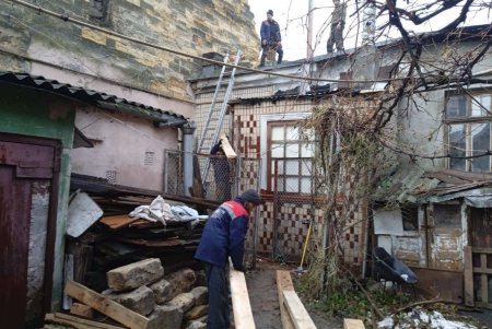 На Молдаванке восстанавливают жилой дом, разрушенный непогодой (фото)