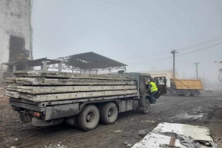 Продолжаются противоаварийные работы на котельной в Пересыпском районе, где в результате сильного ветра была снесена труба (фото)