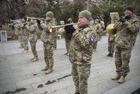 В одесском сквере Небесной Сотни к Мемориалу защитникам Украины торжественно возложили цветы (фото)