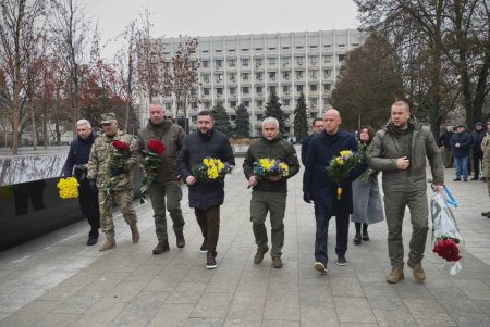 В одесском сквере Небесной Сотни к Мемориалу защитникам Украины торжественно возложили цветы (фото)