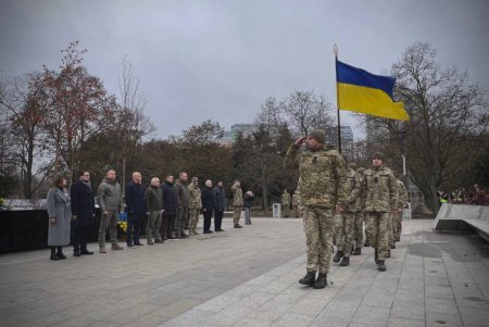 В одесском сквере Небесной Сотни к Мемориалу защитникам Украины торжественно возложили цветы (фото)