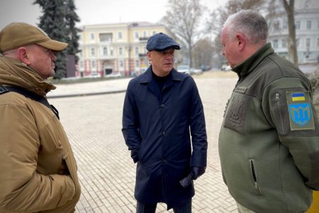 В Одессе власти передали ВСУ пять пикапов и 300 современных раций (фото, видео)