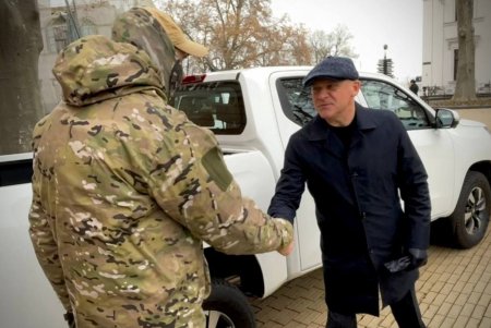 В Одессе власти передали ВСУ пять пикапов и 300 современных раций (фото, видео)