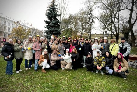 В Горсаду Парламент старшеклассников установил елку единения (фото, видео)