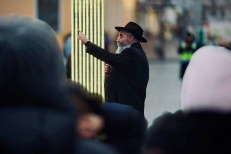 На меноре в центре города зажгли четвертую свечу (фото)