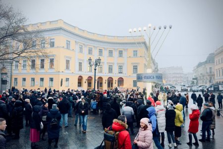 На меноре в центре города зажгли четвертую свечу (фото)