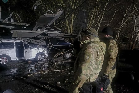 В результате российской атаки дронами по Одессе пострадали два человека, разрушен ангар, повреждены 11 гражданских автомобилей, 3 — выгорели дотла (видео)