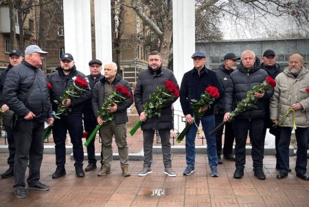 В память о подвиге ликвидаторов аварии на Чернобыльской АЭС власти города и области возложили цветы (фото)