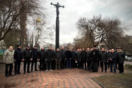 В память о подвиге ликвидаторов аварии на Чернобыльской АЭС власти города и области возложили цветы (фото)