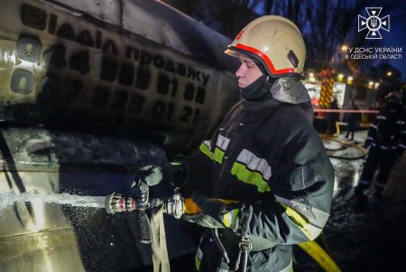 На Добровольского тушили горящий газовоз (фото)