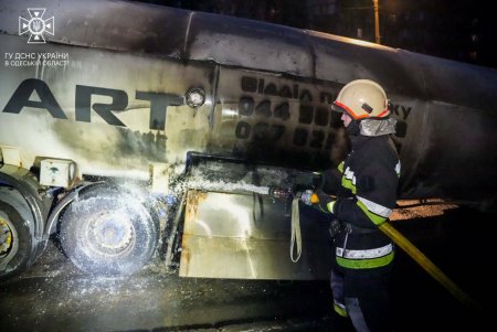 На Добровольского тушили горящий газовоз (фото)