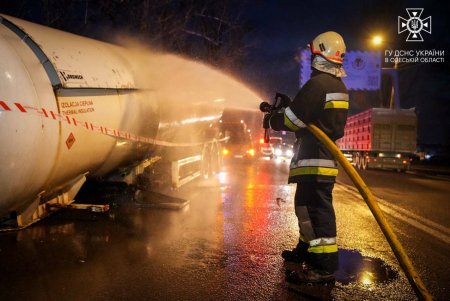 На Добровольского тушили горящий газовоз (фото)