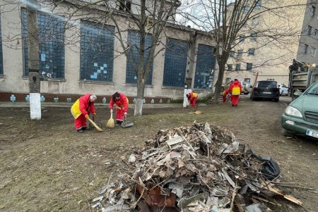 Комунальники допомагають прибирати територію пошкоджених будівель (фото)