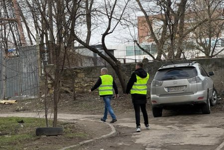 Комунальники допомагають прибирати територію пошкоджених будівель (фото)