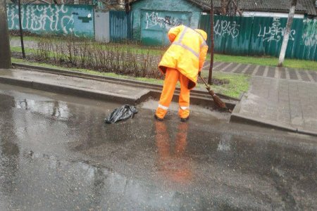 Під час негоди на дорогах Одеси чергують бригади КП «Міські дороги» (фото)