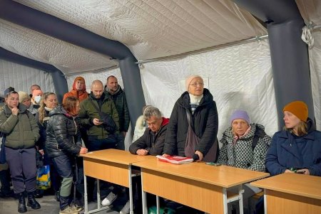 Мер Одеси провів чергову зустріч із мешканцями будинку, що був пошкоджений внаслідок дронової атаки 2 березня (фото)