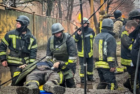 Внаслідок російського ракетного удару по Одесі було пошкоджено цивільну інфраструктуру: на місці влучання виникла пожежа (фото, відео)