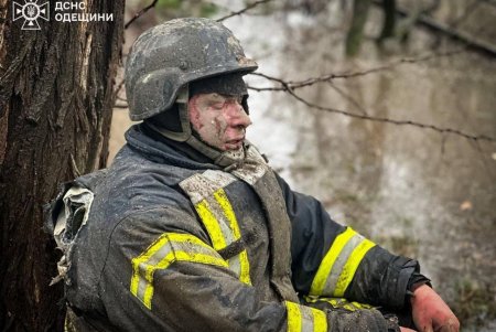 Внаслідок російського ракетного удару по Одесі було пошкоджено цивільну інфраструктуру: на місці влучання виникла пожежа (фото, відео)