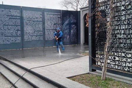 Фахівці КП «Сервісний центр» миють пам’ятники та готують фонтани до розконсервування (фото)