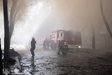 На Канатній на верхньому поверсі чотириповерхового житлового будинку горів дах та квартира (фото)