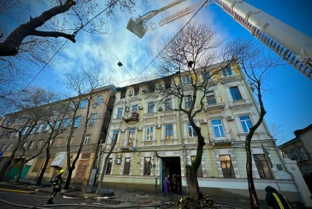 На Канатній на верхньому поверсі чотириповерхового житлового будинку горів дах та квартира (фото)