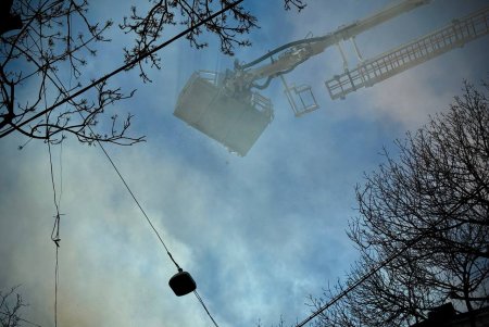 На Канатній на верхньому поверсі чотириповерхового житлового будинку горів дах та квартира (фото)