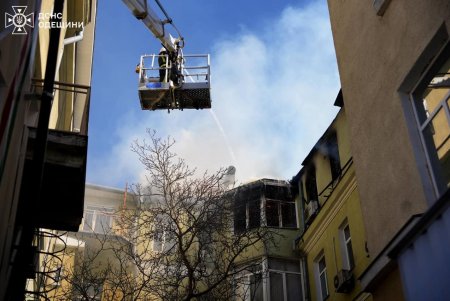 На Канатній на верхньому поверсі чотириповерхового житлового будинку горів дах та квартира (фото)