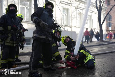 На Канатній на верхньому поверсі чотириповерхового житлового будинку горів дах та квартира (фото)