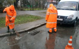 Під час негоди на дорогах Одеси чергують бригади КП «Міські дороги» (фото)