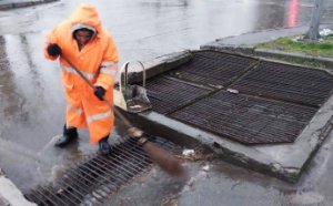 Під час негоди на дорогах Одеси чергують бригади КП «Міські дороги» (фото)