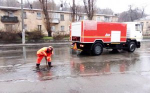 Під час негоди на дорогах Одеси чергують бригади КП «Міські дороги» (фото)