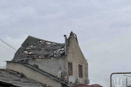 Внаслідок чергового обстрілу міста зруйновано будинки у приватному секторі