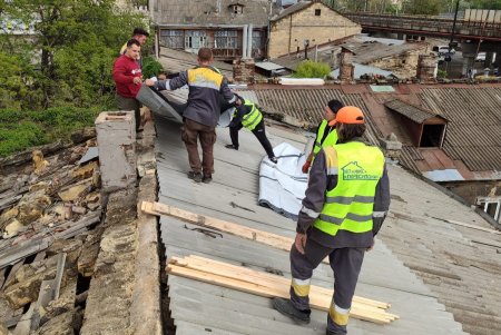 Одеські комунальники продовжують ліквідацію наслідків ворожих атак (фото)