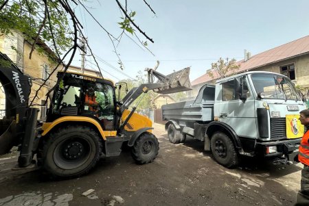 Одеські комунальники продовжують ліквідацію наслідків ворожих атак (фото)