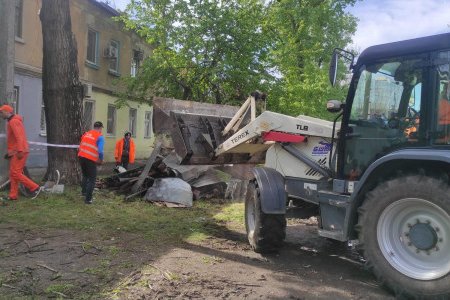 Одеські комунальники продовжують ліквідацію наслідків ворожих атак (фото)