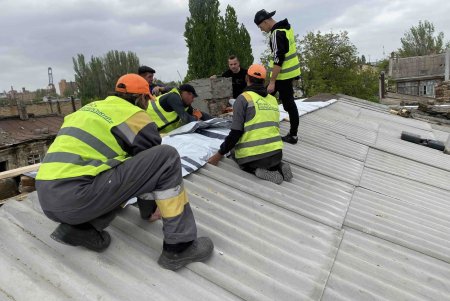 Одеські комунальники продовжують ліквідацію наслідків ворожих атак (фото)