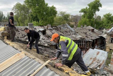 Одеські комунальники продовжують ліквідацію наслідків ворожих атак (фото)