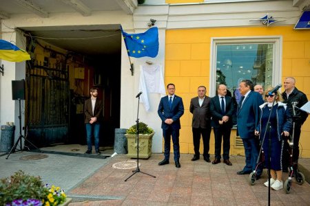 В Одесі до Дня Європи урочисто відкрили вказівник "Європейська, 1" (фото, відео)