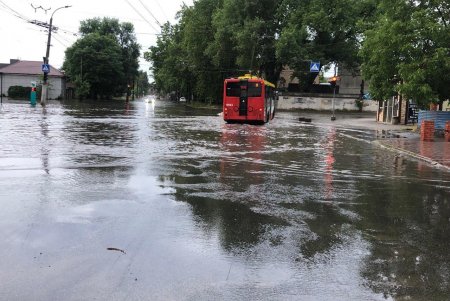 Одеські комунальники ліквідовують наслідки зливи: проїзд магістралями забезпечений (фото, відео)