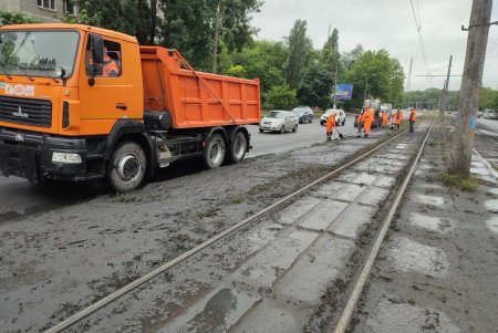 Одеські комунальники ліквідовують наслідки зливи: проїзд магістралями забезпечений (фото, відео)