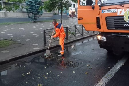 Одеські комунальники ліквідовують наслідки зливи: проїзд магістралями забезпечений (фото, відео)