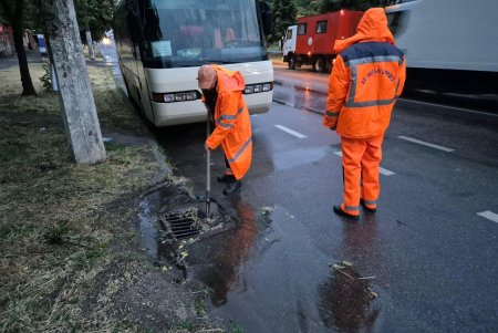 Одеські комунальники ліквідовують наслідки зливи: проїзд магістралями забезпечений (фото, відео)